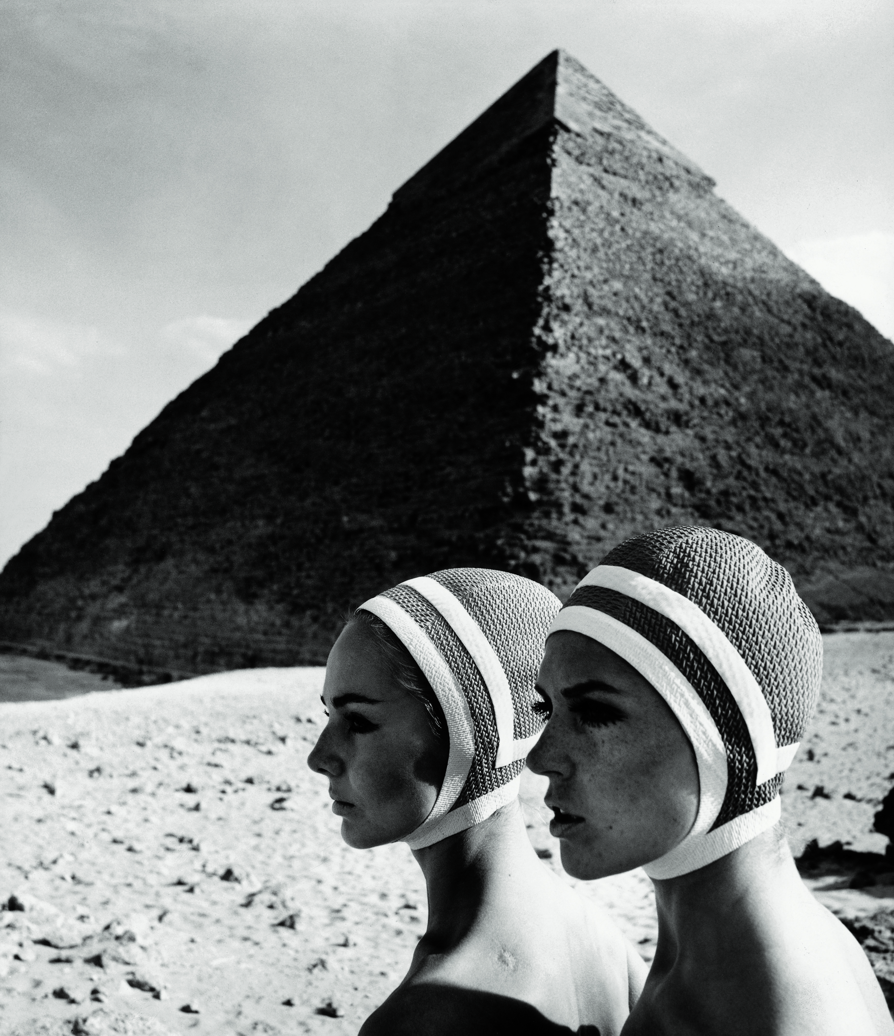 The Cheops pyramids Karin Mossberg and Micky Zenati in Op Art-Fashion F.C. Gundlach Gizeh Egypt 1966